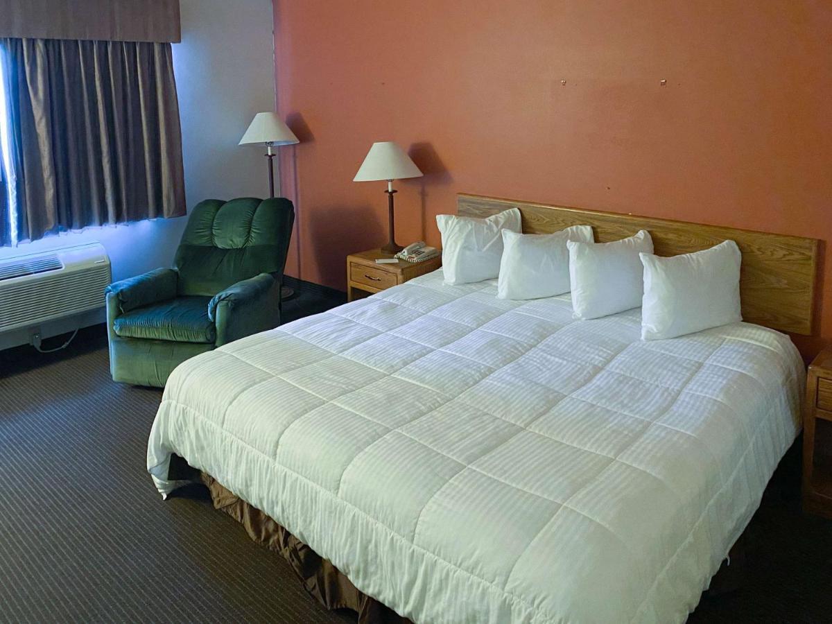 Motel 6 Norway Mi Екстериор снимка
